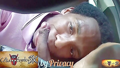 Balsa com amado em casa de uma banda de antigos e grandes tetas